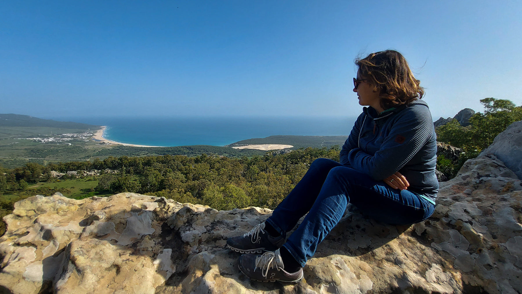 Camper Fahrerin genießt Ausblick und ist stolz auf den ausgebauten Camper Van Transit Custom