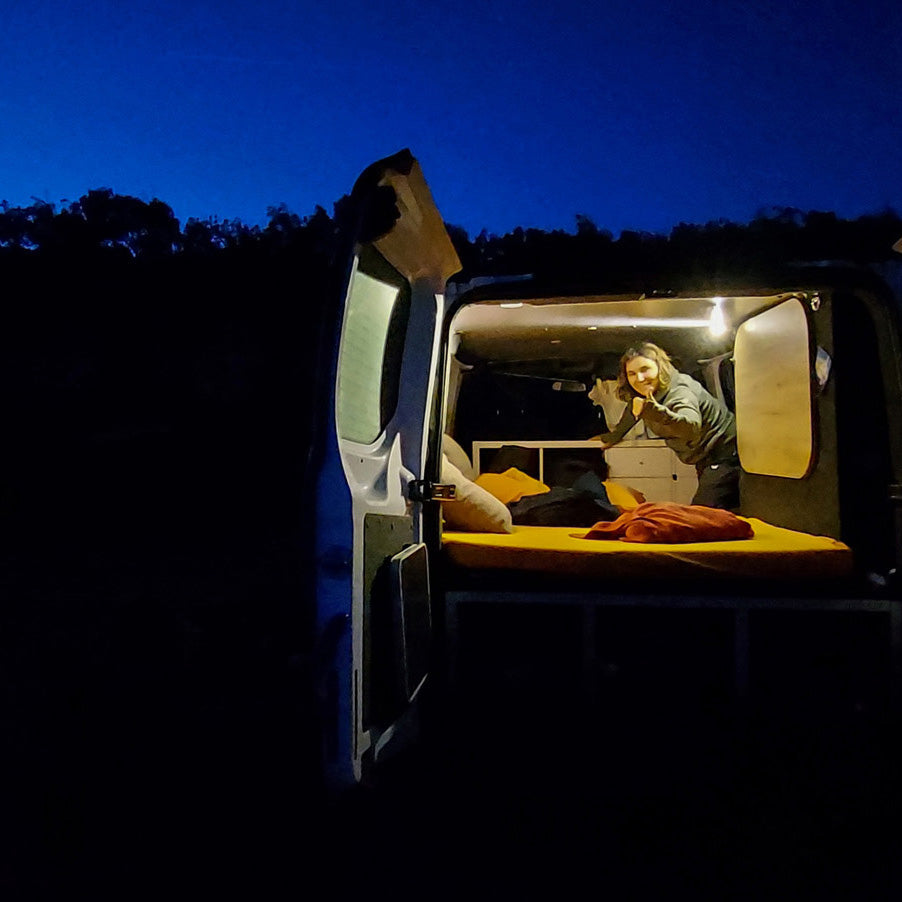 Van wird zum Kingsize Bett. Tagsüber im Camper mobiles Office, abends Sunset Lounge und nachts Schlafzimmer. Alles auf kleinem Raum dank Van Bausatz zum Selbstausbau.