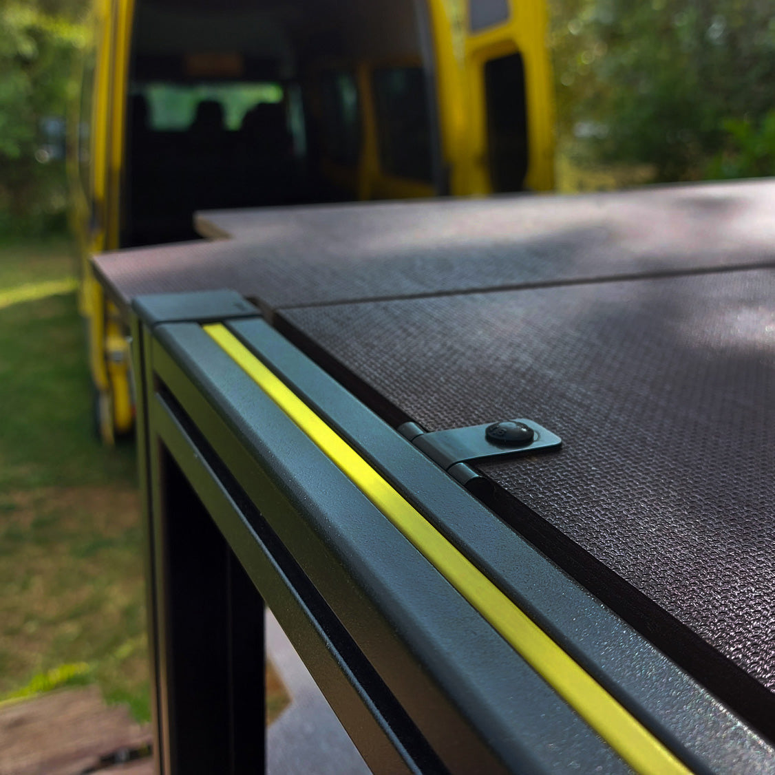Möbel-Bausatz für Vanausbau zum Camper. Leicht zu entnehmen für Alltagsnutzung.